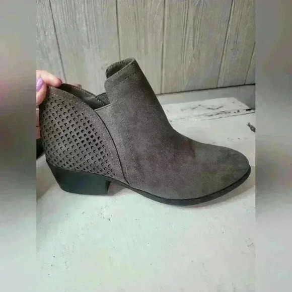 NWT Mia Gray suede ankle boots. Size 8.5 W - Picture 8 of 12
